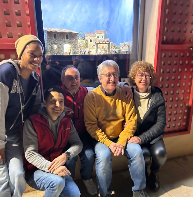 La inauguració del betlem de la ferreteria de Maria marca l'inici de Nadal a Maria de la Salut